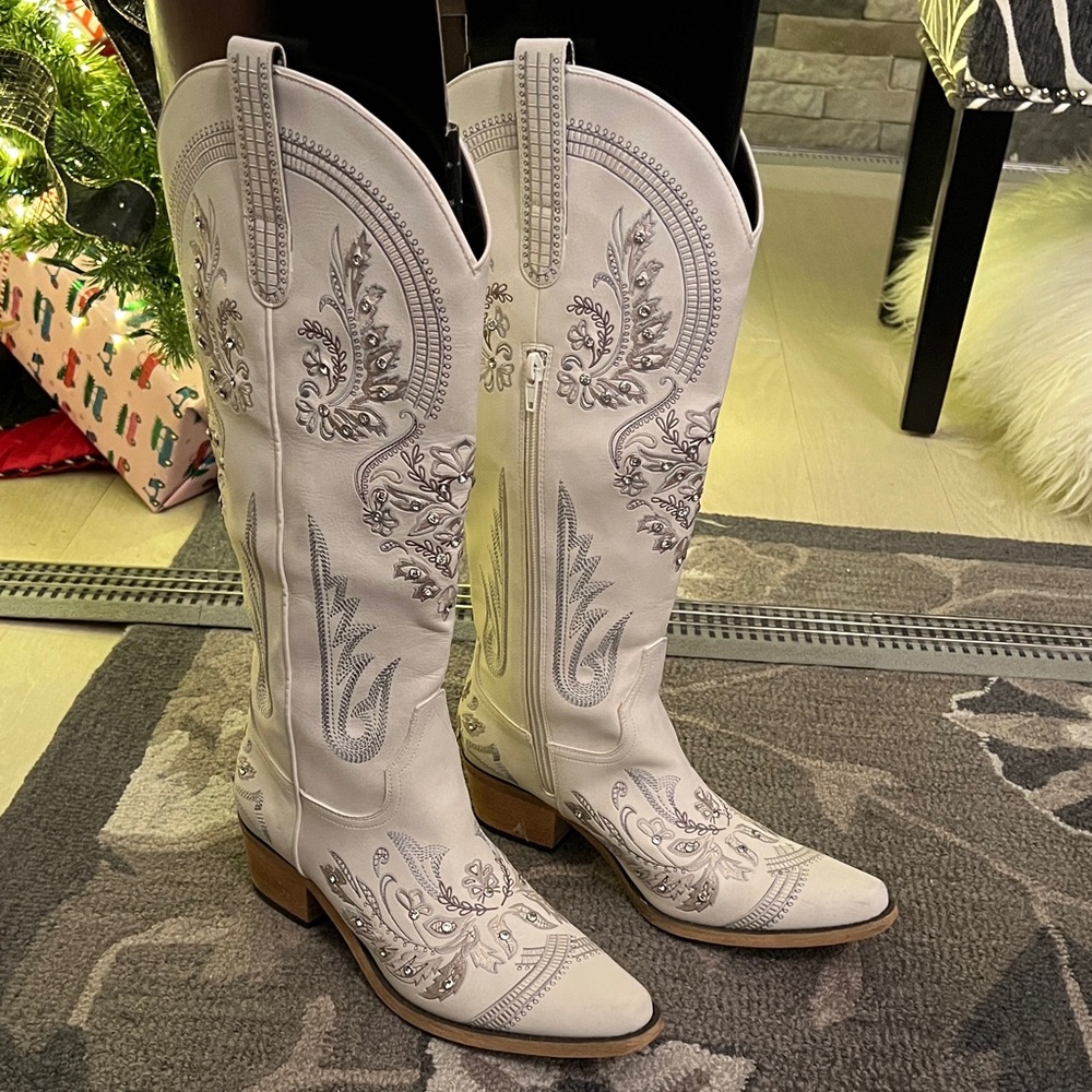 Elegant White Embroidered Women's Cowboy Boots